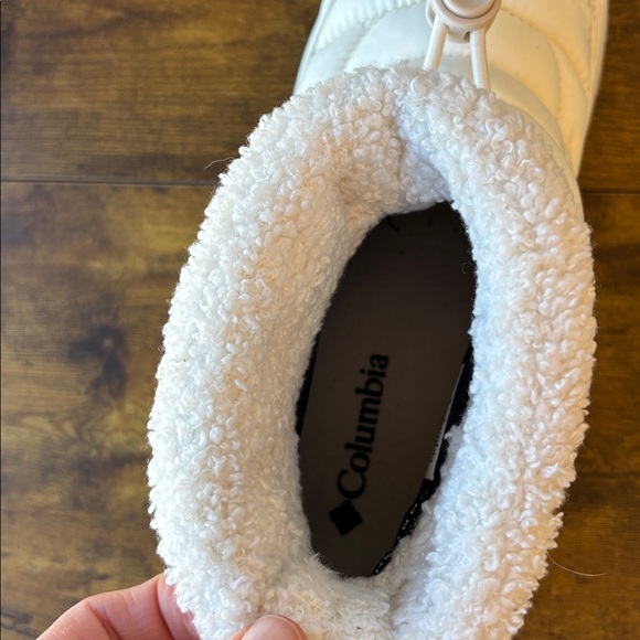 Columbia White Sherpa Boots - Picture 8 of 10